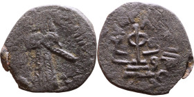 al-Malik ibn Marwan (687-705) Follis. Obverse: Standing caliph Reverse: Modified cross potent set on steps
