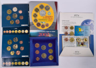 San Marino: Lot mit KMS 2002 + 2007 aus dem Kleinstaat, dabei noch Euro-Set Zypern und Malta sowie Probeset aus dem Vatikan. Total 5 Sätze.
 [differe...
