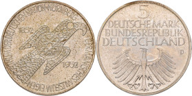 Bundesrepublik Deutschland 1948-2001: 5 DM 1952 D, Germanisches Museum, Jaeger 388. Winziger Haarlinien, feine Patina, vorzüglich - Stempelglanz.
 [d...
