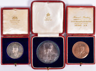 Medaillen alle Welt: Großbritannien, Edward VII. 1901-1910: Lot 3 Krönungsmedaillen: Silbermedaille 1902 von Pinches, 36,5 mm, 21 g, Georg V. 1910-193...