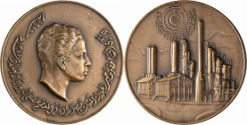 Medaillen alle Welt: Irak, Faisal II. 1953-1958: Bronzemedaille 1955 von Huguenin, auf die Al Doura Ölraffinerie, 60,2 mm, 92,5 g, kleine Kratzer, seh...