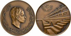 Medaillen alle Welt: Irak, Faisal II. 1953-1958: Bronzemedaille 1956 von Huguenin, 60,1 mm, 93,9 g, im Originaletui vorzüglich.
 [differenzbesteuert]...