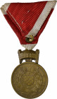 Orden & Ehrenzeichen: Kroatien NDH: Medaille der Krone von König Zvonimir, Kriegsmetall bronziert an altem Dreiecksband mit Goldener Lorbeer-Auflage. ...