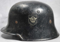 Orden & Ehrenzeichen: Drittes Reich/Zweiter Weltkrieg: Stahlhelm der Feuerlösch-POLIZEI, Model M34 (deutsch), mit beidseitig intakten Abzeichen: links...