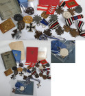 Orden & Ehrenzeichen: Drittes Reich (überwiegend): Wildes Sammelsurium von ca. 28 Stücken. Dabei Wehrpass und zwei weitere Dokumente, 5x Ehrenkreuz fü...