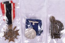 Orden & Ehrenzeichen: Drittes Reich, 7 Stücke: KVK 2. Klasse mit Schwertern am Band und Herstellerpunze 65 im Bandring (OEK 3835), sowie Wehrmacht Die...