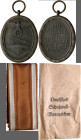 Orden & Ehrenzeichen: Drittes Reich: Schutzwall-Ehrenzeichen, späte Ausführung in Kriegsmetall 1944/45, dünner Korpus, in originaler Verpackungstüte m...