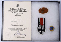Orden & Ehrenzeichen: Drittes Reich: KRIEGSMARINE, EK2 am Band mit zugehöriger Verleihungsurkunde an einen Reserve-Leutnant der Marineartillerie, ausg...