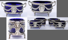 Varia, Sonstiges: Gewürzschalen aus Frankreich, ca. 1860, Silber: Lot 4 antike Gewürzgefäße (Salzstreuer / Salieren), filigran verarbeitet, mit kobalt...