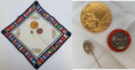Varia, Sonstiges: OLYMPIA 1936, versilbertes Bronzeabzeichen mit Inschrift ”XI. OLYMPIA / BERLIN 1936” auf lachsfarbener Rosette, vernäht an Ansteckna...