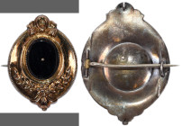 Varia, Sonstiges: Schmuck: Biedermeier Schaumgoldbrosche (14kt) mit einem tiefschwarzen Onyx ohne Gravur. Die Rückseite ist in Silber gearbeitet. 7,9g...