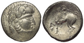 Ostkelten. Transsilvanien. Typ 'B-Reiter'.

 Tetradrachme (Silber). 2. Jhdt. v. Chr.
Vs: Stilisierter Kopf mit Lorbeerkranz rechts.
Rs: Stilisiert...