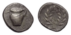 Kalabrien. Tarent.

 Hemiobol (Silber). Ca. 325 - 280 v. Chr.
Vs: Skyphos; im Feld links Lambda (?).
Rs: Lorbeerkranz.

8 mm. 0,25 g. 

HN Ita...