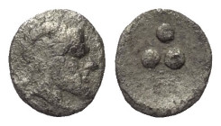 Sizilien. Himera.

 Trionkion (Silber). Ca. 470 - 450 v. Chr.
Vs: Männlicher, bärtiger Kopf rechts.
Rs: 3 Wertkugeln.

7 mm. 0,17 g. 

HGC 2, ...