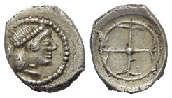 Sizilien. Syrakus.

 Obol (Silber). Ca. 480 - 470 v. Chr.
Vs: Kopf der Arethusa rechts.
Rs: Vierspeichiges Rad.

11 mm. 0,90 g. 

HGC 2, 1371....