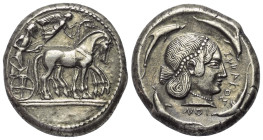 Sizilien. Syrakus.

 Tetradrachme (Silber). 475 - 470 v. Chr.
Vs: Wagenlenker auf Biga nach rechts fahrend, darüber Nike mit Kranz nach rechts flie...