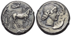 Sizilien. Syrakus. 2. Demokratie (466 - 405 v. Chr.).

 Tetradrachme (Silber). Ca. 460 - 450 v. Chr.
Vs: Wagenlenker auf Biga nach rechts fahrend, ...