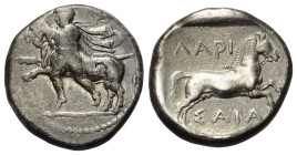 Thessalien. Larissa.

 Drachme (Silber). Ca. 420 - 400 v. Chr.
Vs: Thessalos mit Chlamys nach links einen Stier bändigend, dahinter Petasos.
Rs: P...