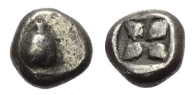 Inseln vor Epiros. Korkyra.

 Hemiobol (Silber). Ca. 525 - 500 v. Chr.
Vs: Amphora.
Rs: Stern in Quadratum incusum.

7 mm. 0,54 g. 

HGC 6, 61...