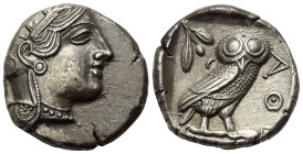 Attika. Athen.

 Tetradrachme (Silber). Ca. 454 - 404 v. Chr.
Vs: Kopf der Athena mit ölzweiggeschmücktem attischem Helm, Ohranhänger und Halskette...