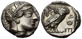 Attika. Athen.

 Tetradrachme (Silber). Ca. 454 - 404 v. Chr.
Vs: Kopf der Athena mit ölzweiggeschmücktem attischem Helm, Ohranhänger und Halskette...