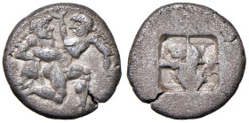 § ISOLE DELLA TRACIA Thasos (circa 550-463 a.C.) Dracma - Satiro con ninfa - R/ Quadrato incuso - S.Cop. 1014 AG (g 3,88) Poroso, striatura al D/.

...