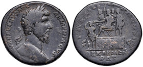 § Lucio Vero (161-168) Sesterzio - Testa laureata a dx - R/ L’imperatore seduto su palco a sx incorona il re degli Armeni - RIC 1370 AE (g 27,47) R
...