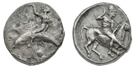 Monete Greche
Taranto - Didramma databile al periodo 430-380 a.C. - Diritto: Phalantos al galoppo verso destra rivolge verso il basso un giavellotto ...