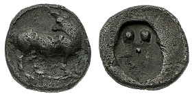 Monete Greche
Sibari - Tribolo databile al periodo 550-510 a.C. - Diritto: toro stante a destra, retrospiciente - Rovescio: anfora incusa - gr. 1,15 ...
