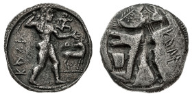 Monete Greche
Caulonia - Nomos databile al periodo 525-500 a.C. - Diritto: Apollo in cammino verso destra tiene un ramo di alloro con la mano destra ...