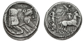 Monete Greche
Gela - Tetradramma databile al periodo 480-470 a.C. - Diritto: quadriga al passo verso destra, sormontata dalla Vittoria in volo nell'a...