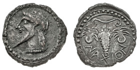 Monete Greche
Naxos - Dracma databile al periodo 530-490 a.C. - Diritto: testa coronata di Dioniso a sinistra - Rovescio: grappolo d'uva con viticci ...