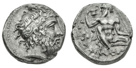 Monete Greche
Naxos - Tetradramma databile al 415 a.C. circa - Diritto: testa barbuta di Dioniso a destra - Rovescio: Sileno seduto sulle rocce di fr...