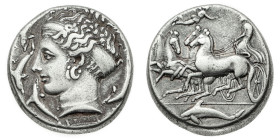 Monete Greche
Siracusa - Periodo di Dionisio I (405-367 a.C.) - Tetradramma firmata da Eucleidas databile al periodo 405-400 a.C. - Diritto: quadriga...