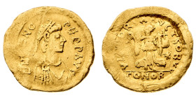 Monete Romane Imperiali
Tremisse - Zecca: Costantinopoli - Diritto: mezzo busto elmato e diademato dell'Imperatore a destra - Rovescio: la Vittoria s...