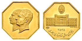 Medaglie

Medaglie Estere

Iran - Mohammad Reza (1941-1979) - Medaglia 1976 per il Giubileo della Banca Nazionale dell'Iran - Misura mm. 27 e peso...