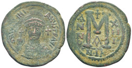 Justinian I. 40 Nummi. RY 13 = 539/40 d.C. Nicomedia. (22.5 Gr. 40mm.)
Helmeted and cuirassed bust facing, holding globus cruciger and shield; cross i...