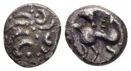 CELTIC COINS / KELTEN. Boii Nonnos. Quinarius, Prager type (1st century BC).

Obv: Stylized head.
Rev: Stylized horse right; above, hump.

Cf. Dembski...