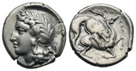 Lucania. Velia. Didrachm. Circa 440-400 BC (Silver, 20.36 mm, 7.48 g). Head of Athena left, wearing Attic helmet decorated with wreath; behind neckgua...