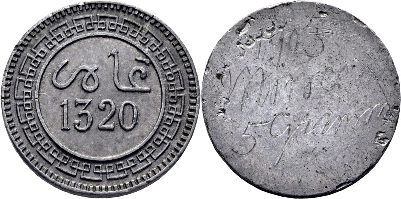 Abdal Aziz. Prueba (essai) unifaz de plomo del anverso de 5 mazunas. 1320. Ceca ...