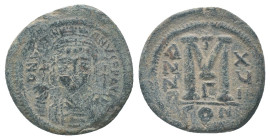 JUSTINIAN I, (527-565 AD). Ae. Follis. Constantinople

Obv: DN IVSTINIANVS PP AVG, helmeted, cuirassed bust facing holding cross on globe and shield...