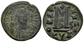 JUSTINIAN I, (527-565 AD). Ae. Follis. Cyzicus. 

Obv: DNIVSTINI-ANVS PPAVC. Frontal bust of Justinian I wearing helmet with plume, diadem with trefoi...