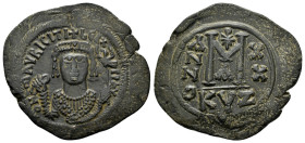 MAURICE TIBERIUS (582-602 AD). Ae. Follis. Cyzicus.

Obv: D N MAVRICI TIЬЄRI P P AV. Crowned bust facing, wearing imperial robes and holding mappa and...
