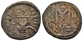 MAURICE TIBERIUS (582-602 AD). Ae. Follis. Cyzicus.

Obv : D N mAVRIC TIbER P P A.
Helmeted and cuirassed bust facing, holding globe cruciger and shie...