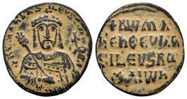CONSTANTINE VII with ROMANUS I.(913-959).Constantinople.Follis.

Obv : + RωMAҺ ЬASILЄVS RωM.
Crowned facing bust of Romanus, holding globus cruciger a...