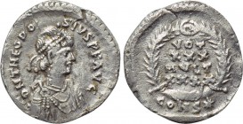 THEODOSIUS II (402-450). Siliqua. Constantinople. 

Obv: D N THEODOSIVS P F AVG. 
Diademed, draped and cuirassed bust right.
Rev: VOT / XXX / MVLT...