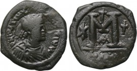 JUSTIN I & JUSTINIAN I (527). Follis. Nicomedia. 

Obv: D N IVSTINV C D N IVSTINIA. 
Diademed, draped and cuirassed bust of Justin right.
Rev: Lar...