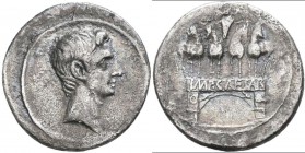 Augustus (27 v.Chr. - 14 n.Chr.): Denar 29/27 v. Chr., Brindisi oder Rom, Kopf nach rechts / Triumphbogen mit Quadriga, Cohen 123, 3,67 g,, fast sehr ...
