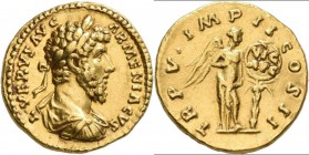 Lucius Verus (161 - 169): AV-Aureus 164/165, 7,11 g, Av: Drapierte Büste nach rechts mit Lorbeerkranz, Rv: Victoria steht nach rechts und schreibt VIC...