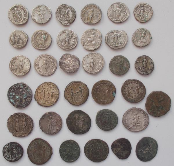 Römische Kaiserzeit: Kleines Konvolut von 35 römischen Münzen, meist Denare und ...